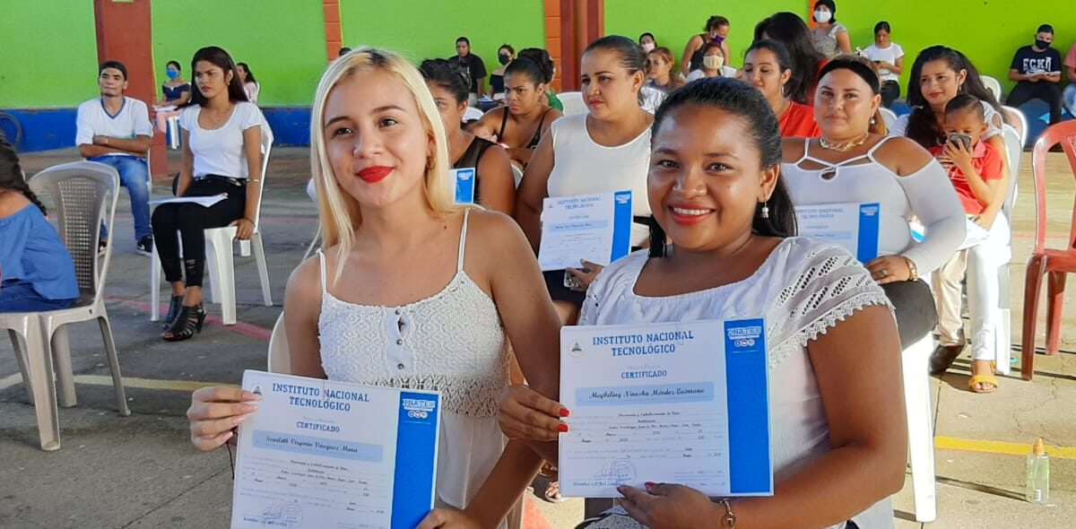 Estudiantes de las escuelas de oficio reciben certificado