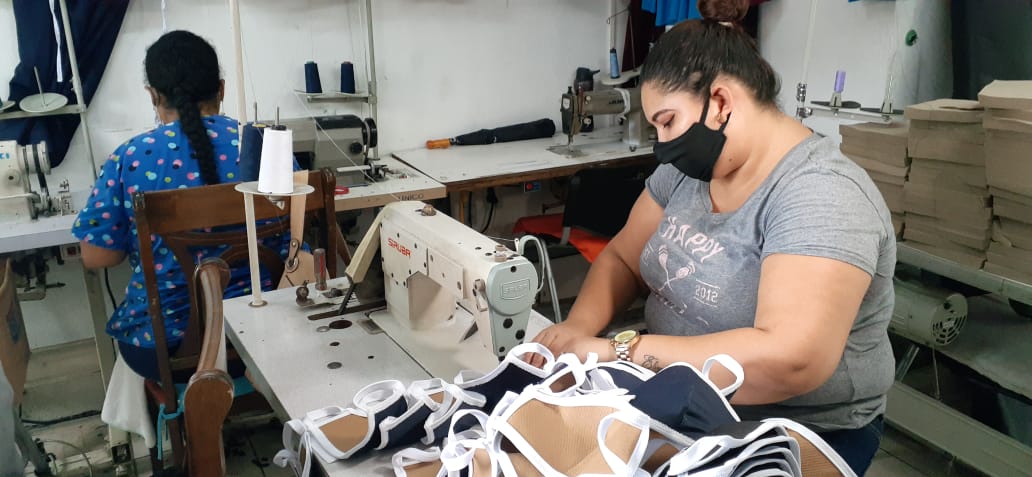Emprendedor textil elabora mascarillas y gorros médicos a bajos costos
