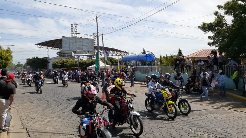 Centenares de motociclistas compiten en Ciudad Sandino