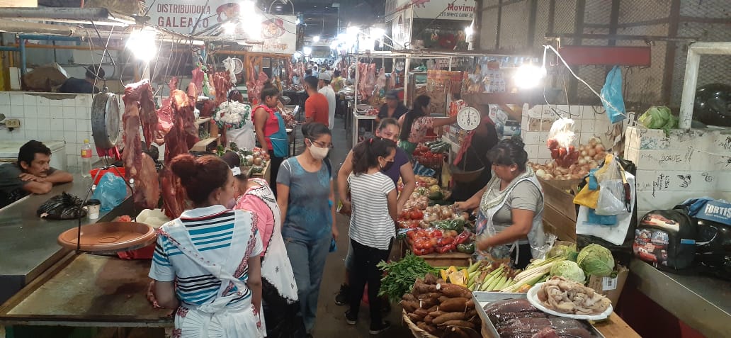 Mercados abastecidos de carnes y verduras