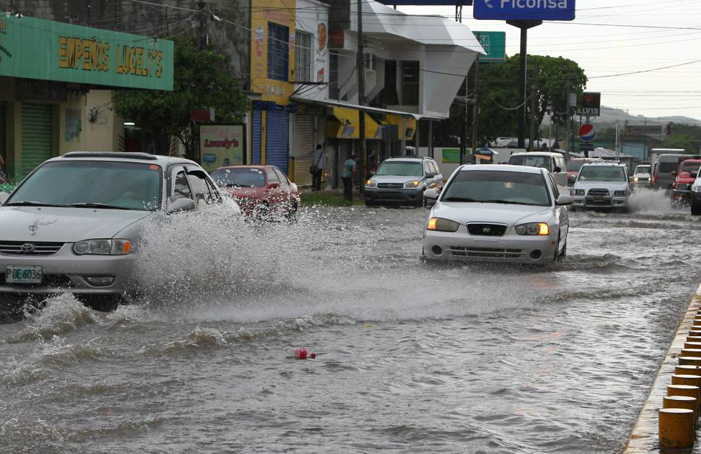 Lluvias dejan inundaciones y provocan congestionamiento en Tegucigalpa