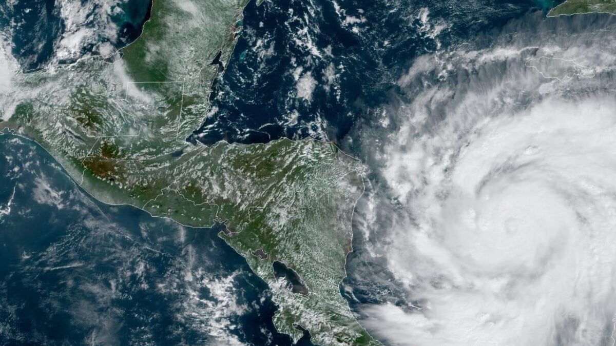 Huracán IOTA se fortalece a pocas horas de impactar en Nicaragua