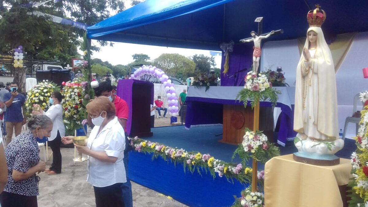 Realizan misa por los fieles difuntos en cementerio periférico