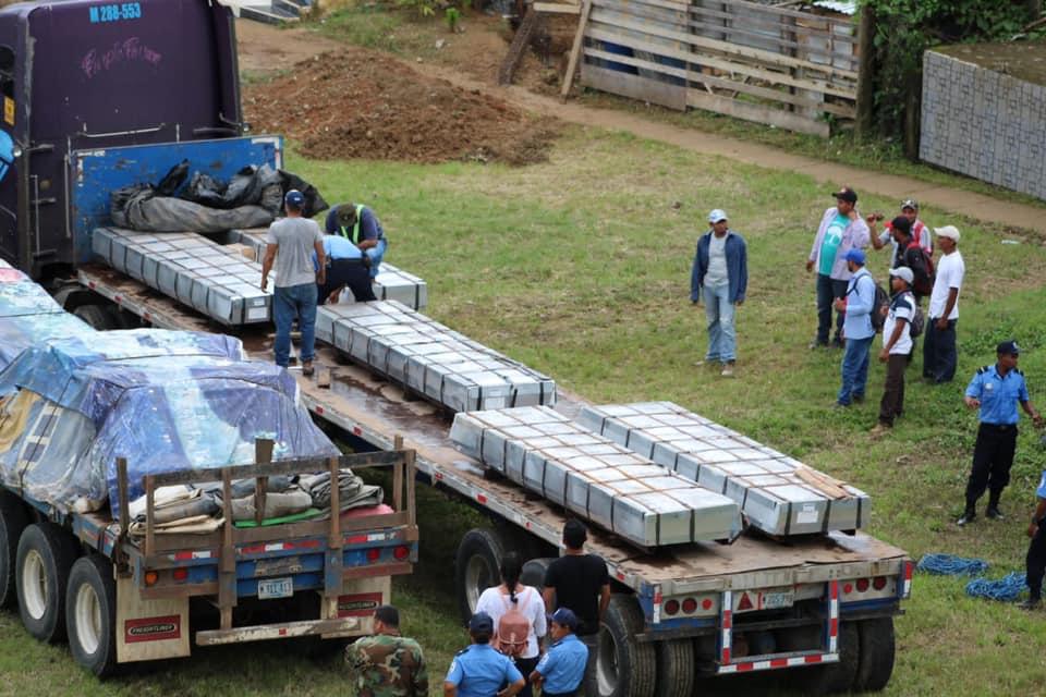 Gobierno sigue distribuyendo láminas de zinc a familias afectadas
