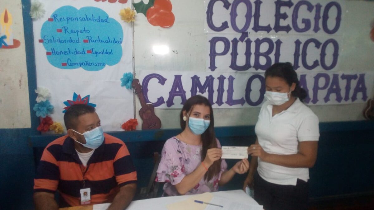 73 estudiantes del colegio Camilo Zapata reciben su bono de bachillerato