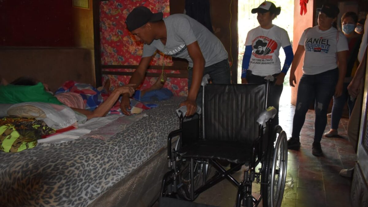 Nuevas familias reciben sillas de ruedas en León