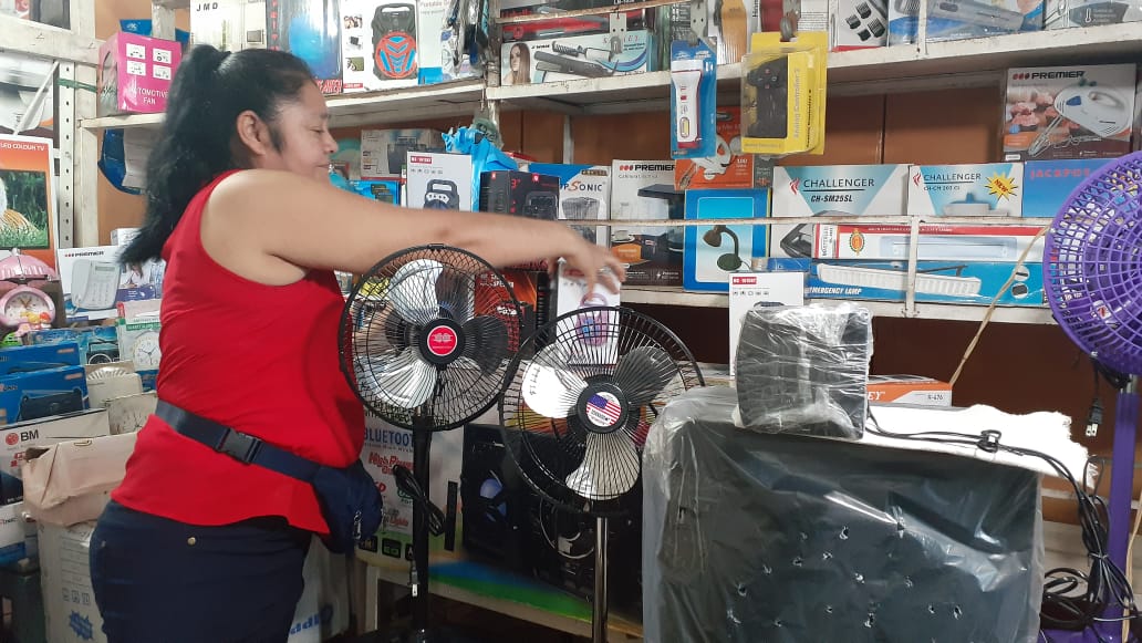 Comerciantes ofertan artículos para sofocar el calor en verano