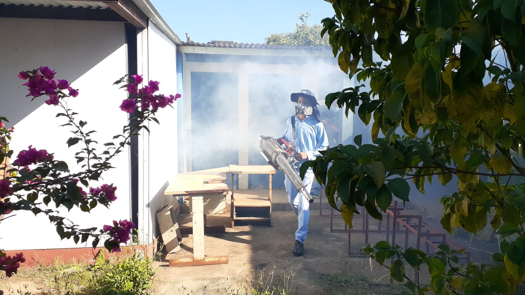 Fumigan contra mosquitos en el barrio Ducualí de Managua