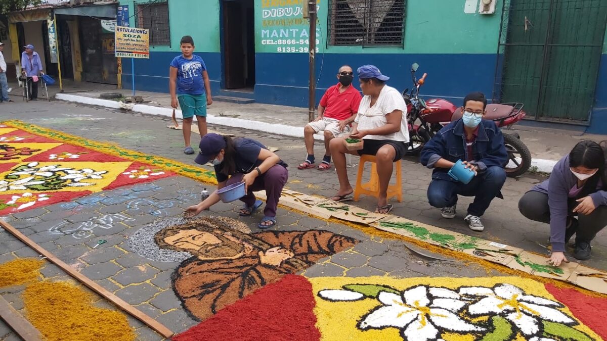 Artesanos elaboran tradicionales alfombras de aserrín en León