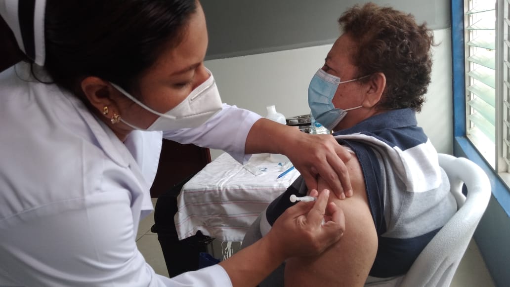 Centenas de pacientes se vacunan voluntariamente contra Covid-19