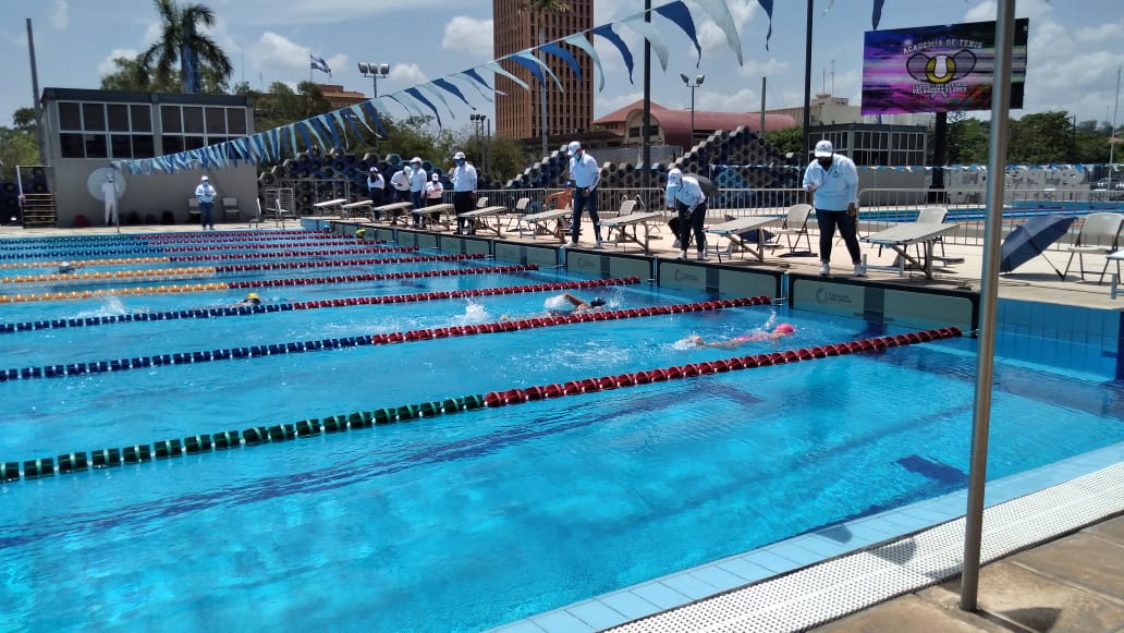Estudiantes participan en competencia de natación en el complejo Michelle Richardson