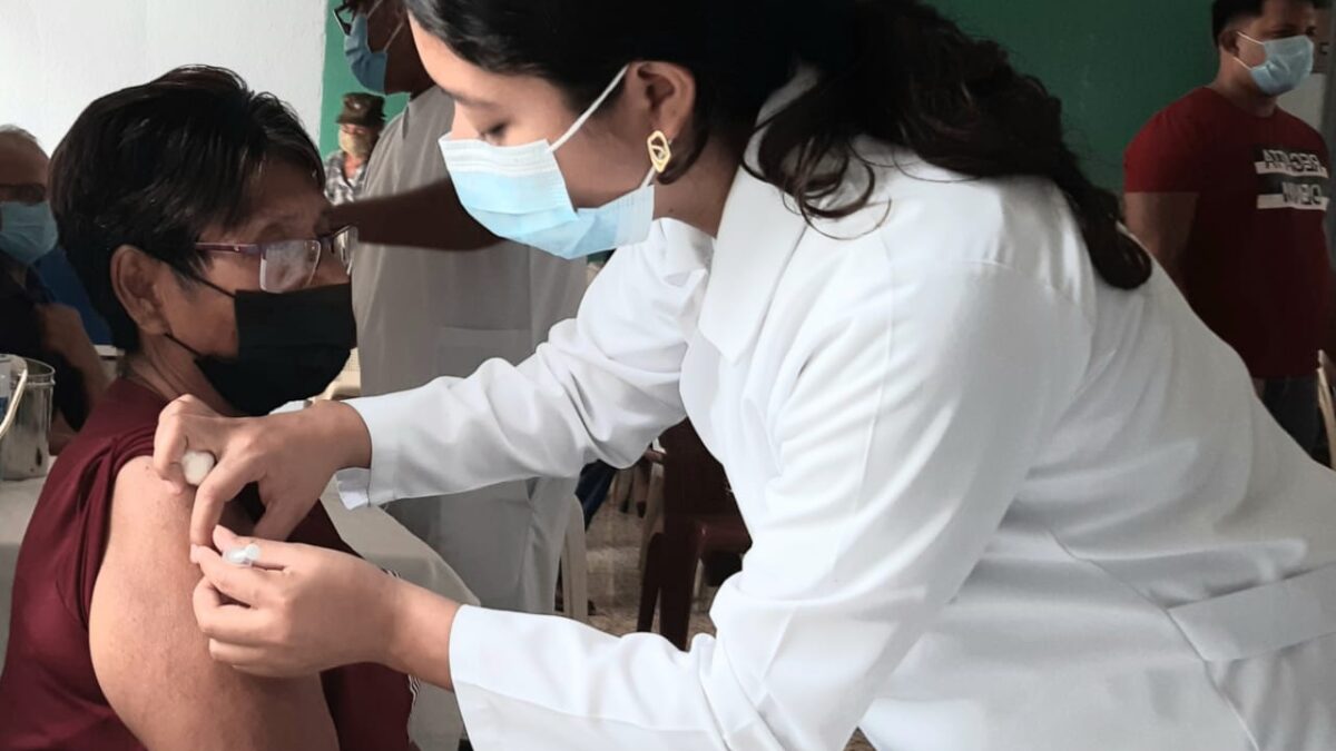 Miles de nicaragüenses continúan vacunándose contra la Covid-19