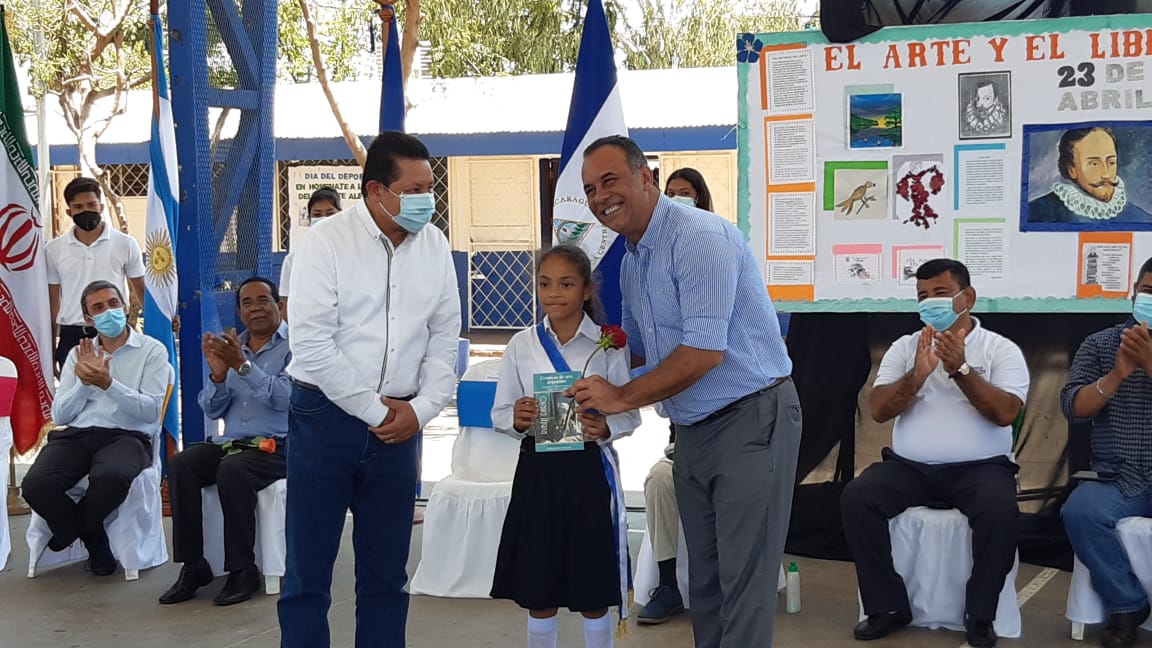 Cuerpo Diplomático entrega libros a bibliotecas escolares de Nicaragua