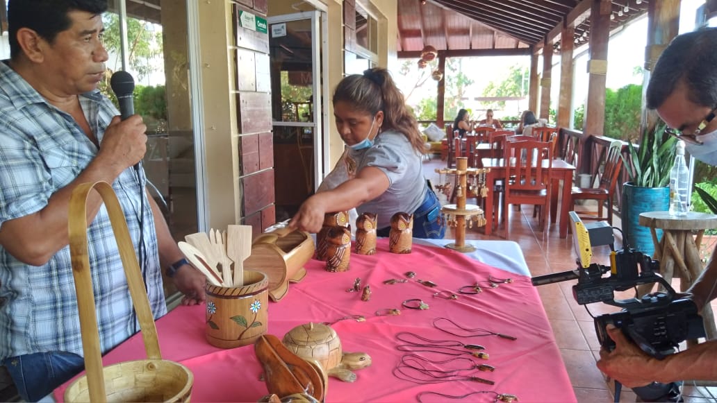 Artesanos comparten experiencias con familias que visitan La Casa del Maíz