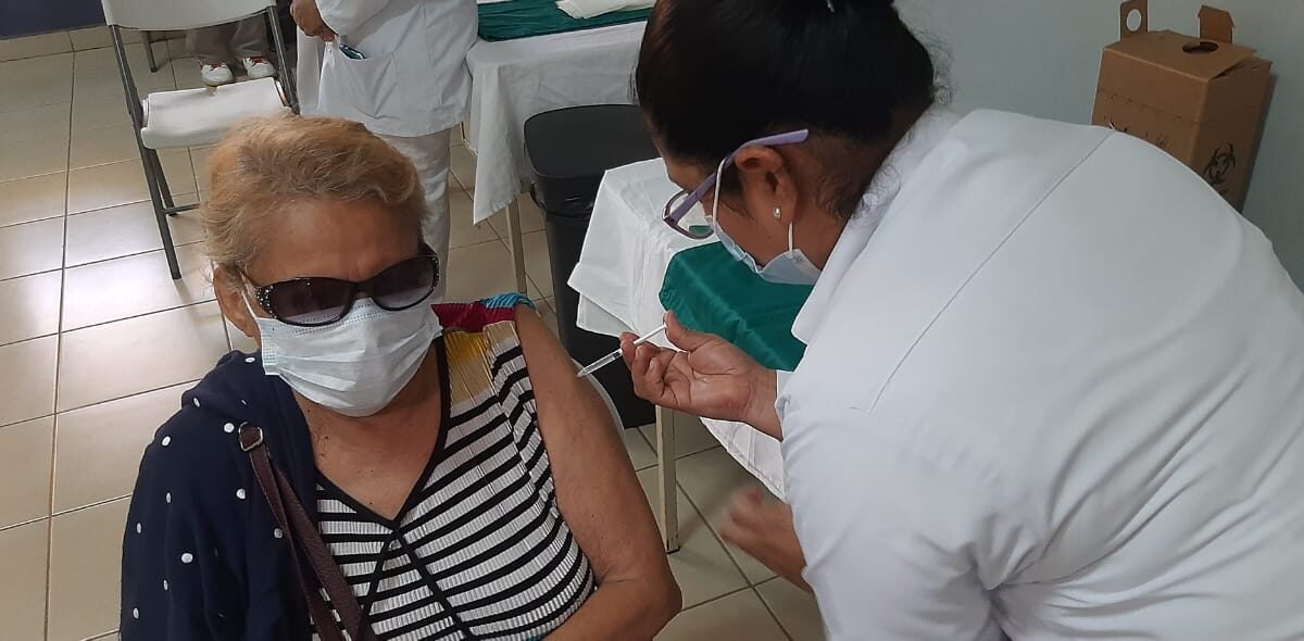 Más pobladores se vacunan contra la Covid-19 de forma gratuita