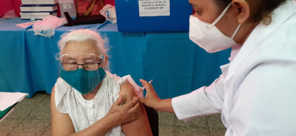 Vacuna contra la Covid-19 continúa aplicándose a personas mayores de 55 años