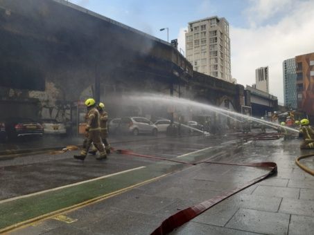Aparatoso incendio se registró en una estación de tren en Londres