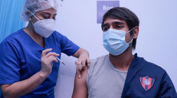 Deportistas son vacunados contra la Covid-19 en Paraguay