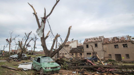 Fuerte tornado deja cinco muertos y varios heridos en República Checa
