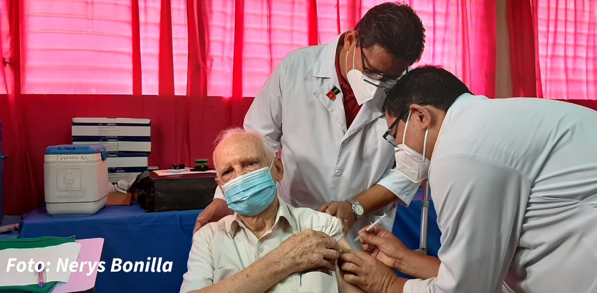 Pacientes vacunados contra la Covid-19 continúan aplicando medidas sanitarias
