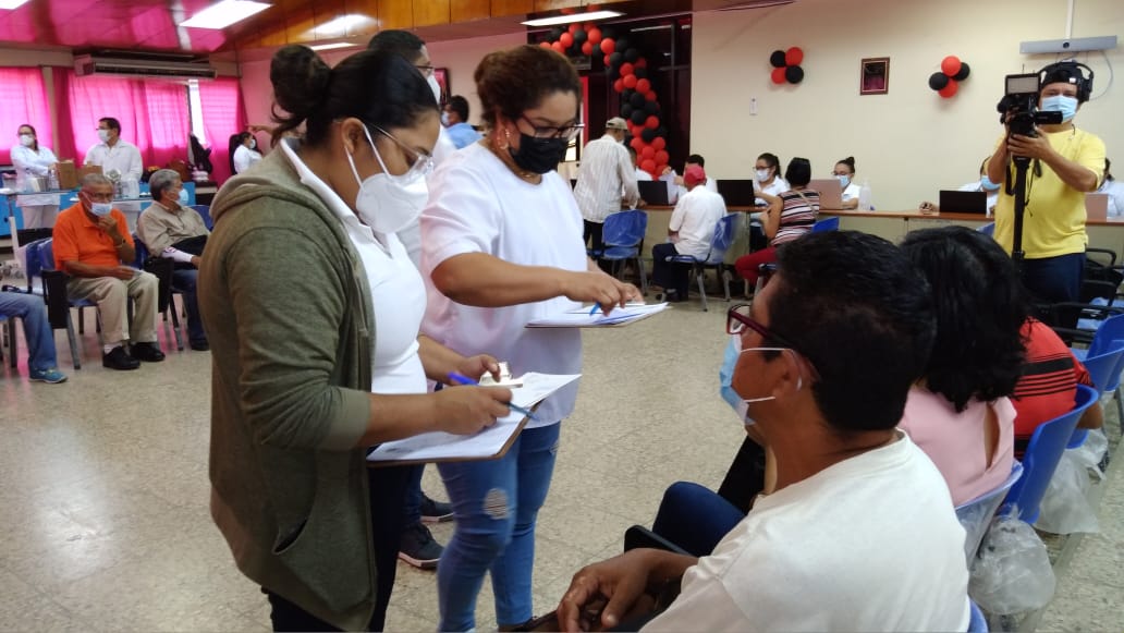 Con atención esmerada y rápida se desarrolla la jornada de vacunación en Managua