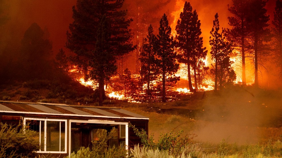 Evacuan a más de 2 mil personas por incendio forestal en California, EE.UU.