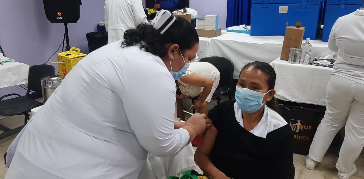 Pacientes de 50 años son inmunizados con la Sputnik V en Managua