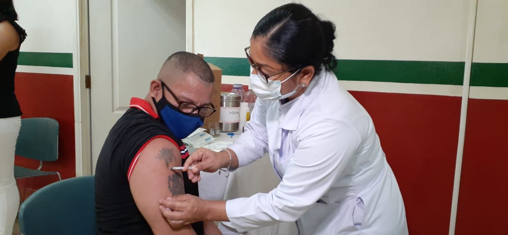Pacientes continúan vacunándose contra la Covid-19 en Managua