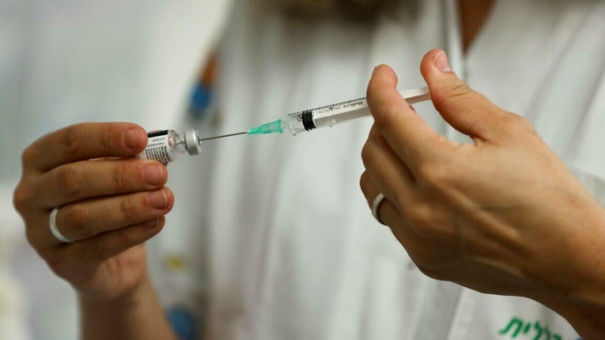 Anuncian aplicación de tercera dosis de vacuna contra la Covid-19 en Francia