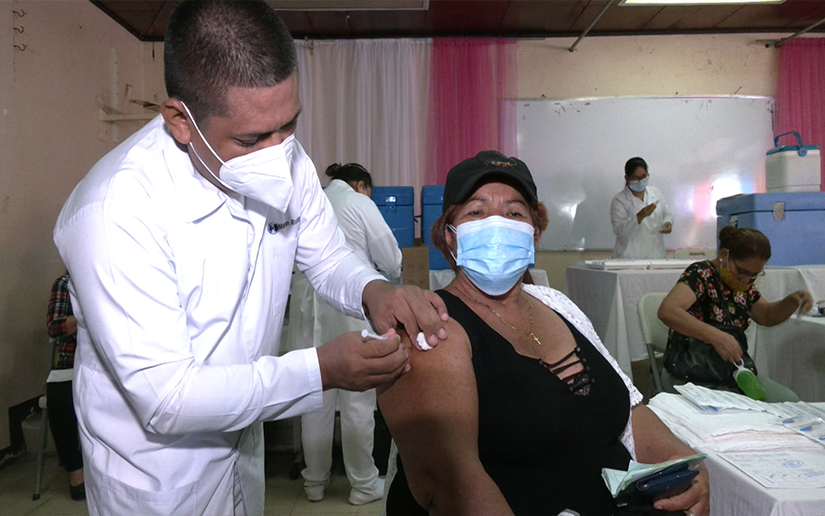 Capitalinos acuden masivamente a vacunarse contra la Covid-19 en Managua