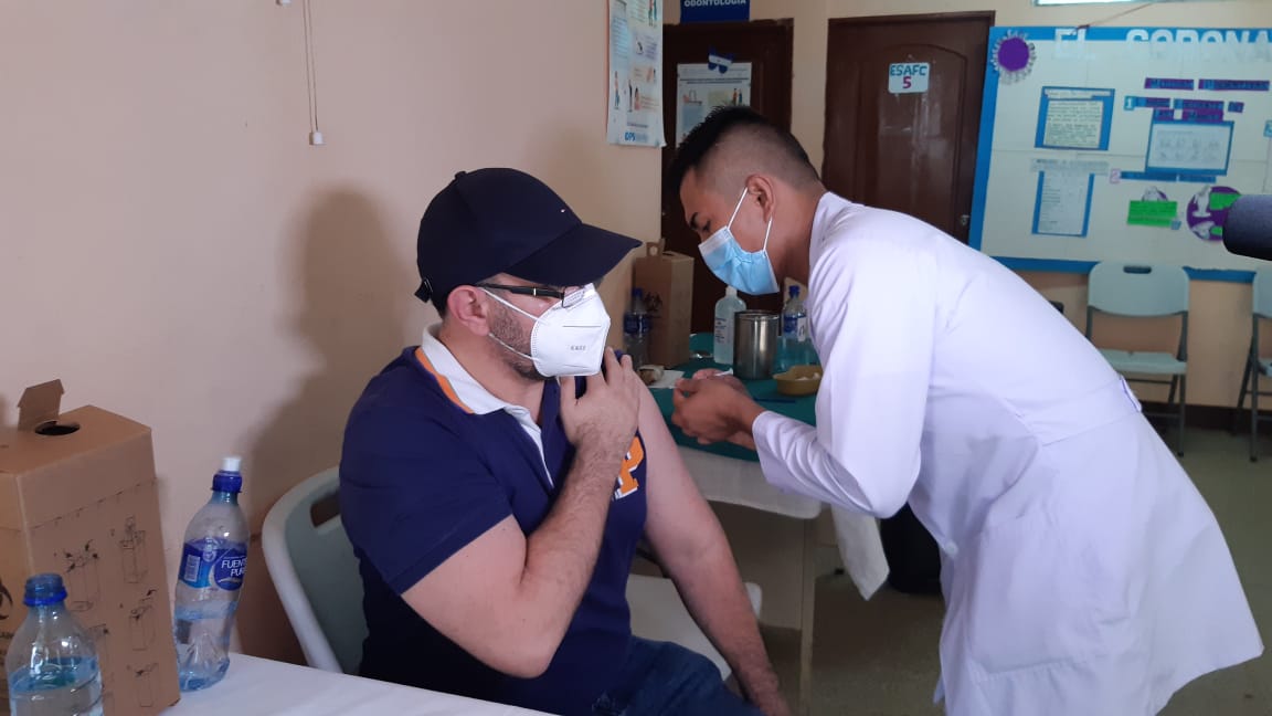 Mayores de 45 años reciben vacuna para protegerse del Coronavirus en Managua