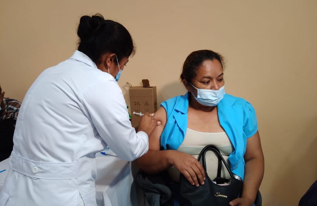 Aplican dosis de vacuna AstraZeneca a mayores de 45 años en Estelí