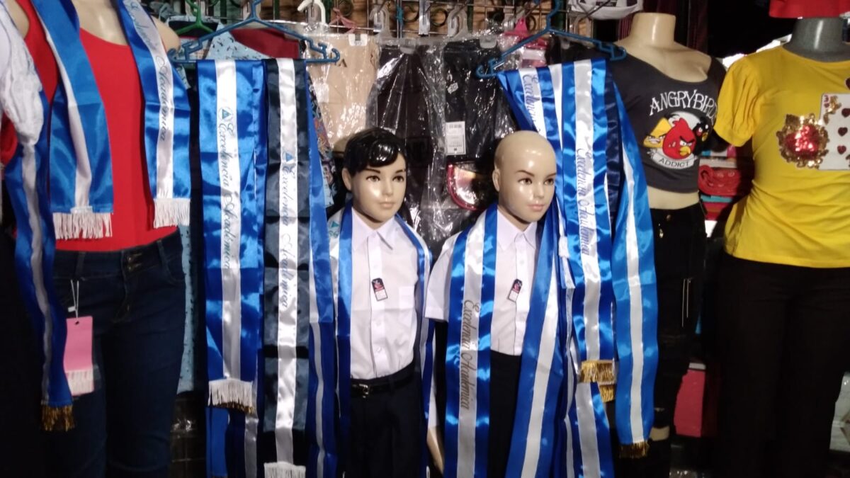 Comerciantes del mercado Iván Montenegro listos para ofrecer uniformes escolares