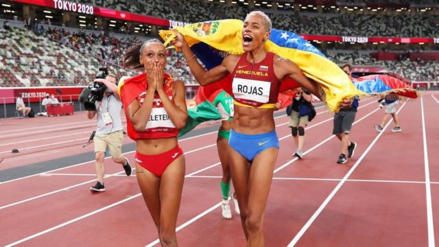 La atleta Yulimar Rojas de Venezuela gana el oro en triple salto y con récord mundial
