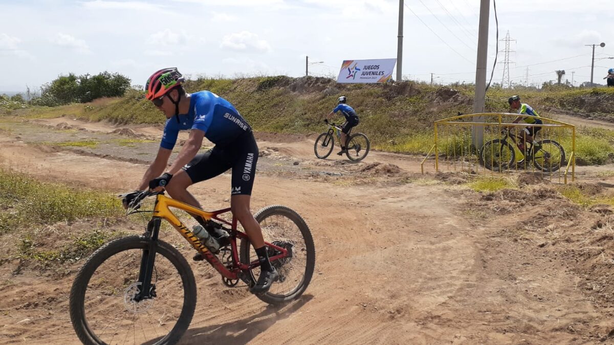 Ciclistas disputan los primeros lugares del Campeonato Nacional a Campo Traviesa