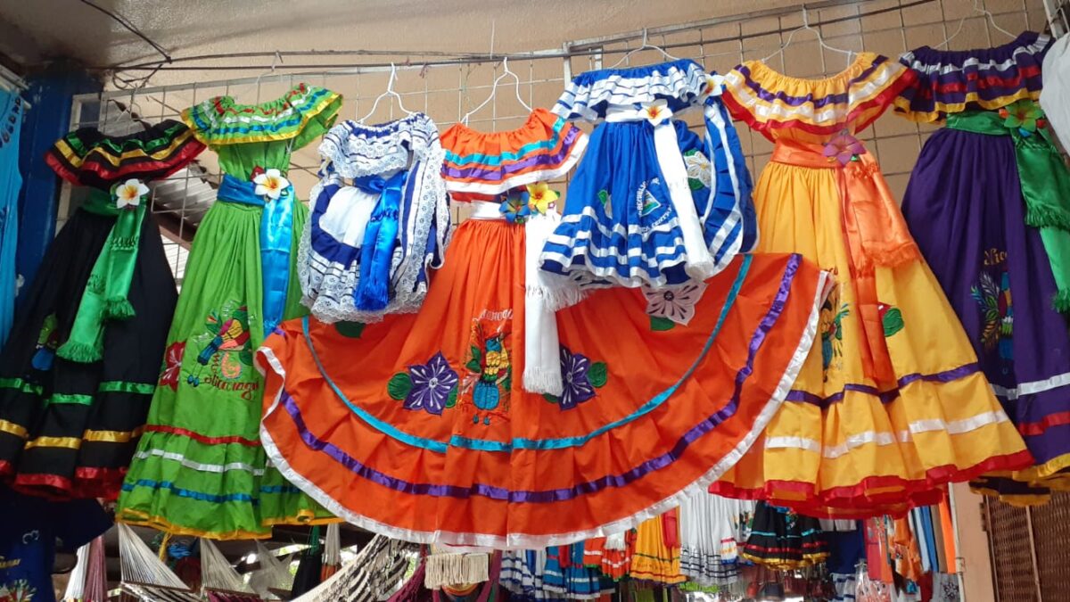 Comerciantes del mercado Roberto Huembes alistan mercadería para las Fiestas Patrias