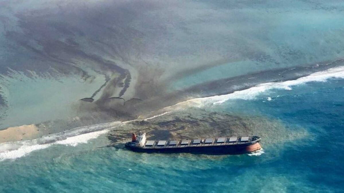 Japón: buque se parte en dos provocando derrame de petróleo en un puerto