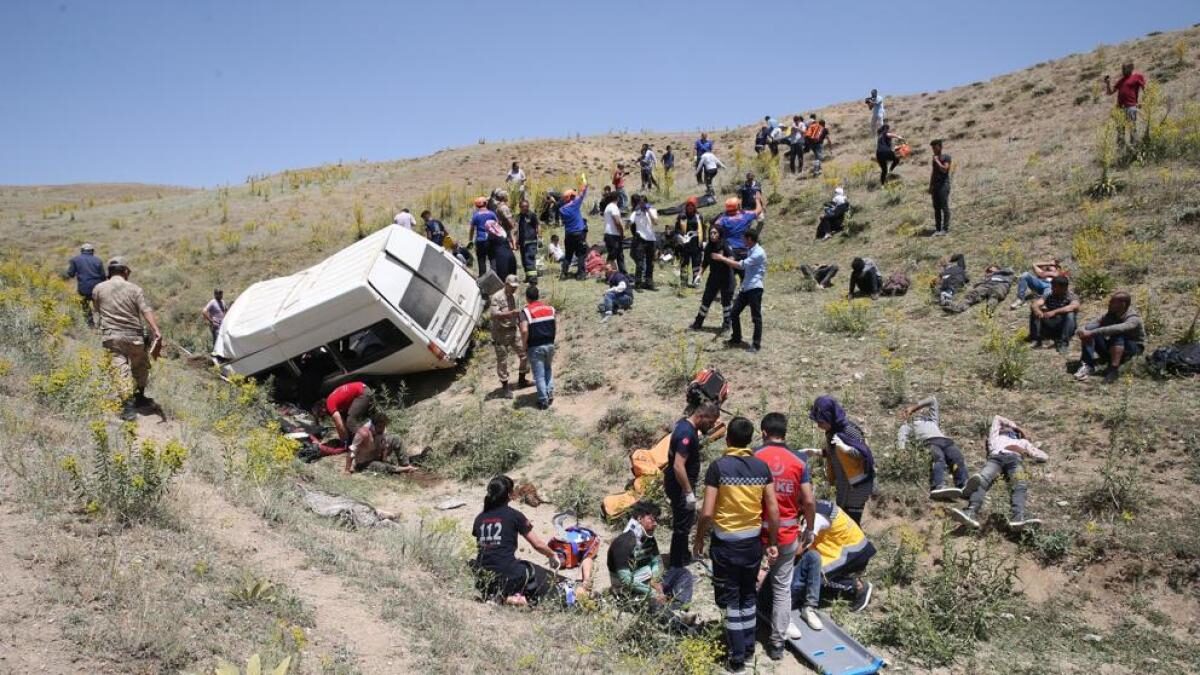 Al menos 14 personas mueren tras volcarse un autobús en Turquía