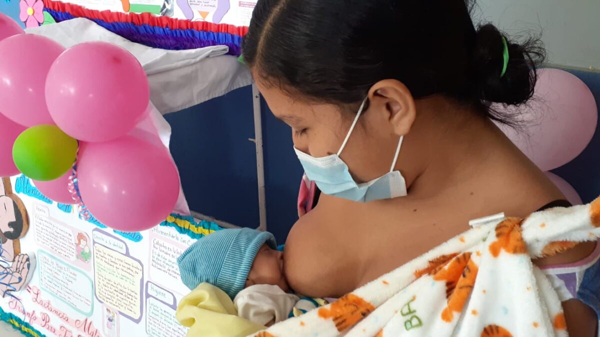 Personal de salud promueve la lactancia materna para la salud del recién nacido