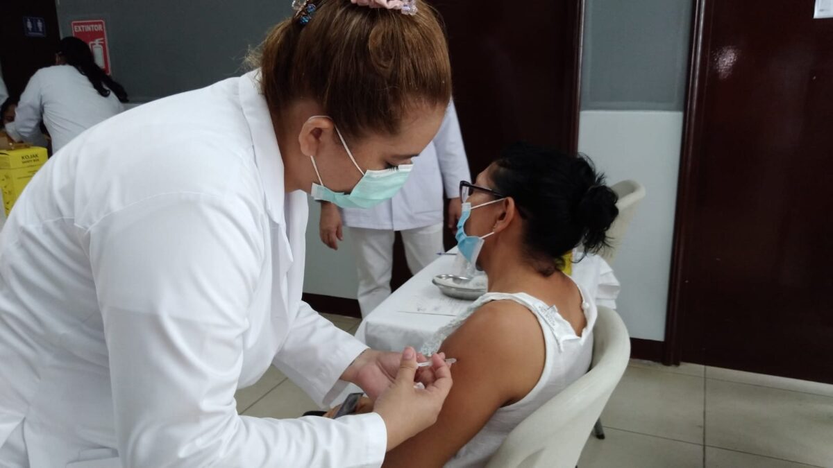 Personas mayores de 45 años acuden a vacunarse en el hospital Alemán Nicaragüense