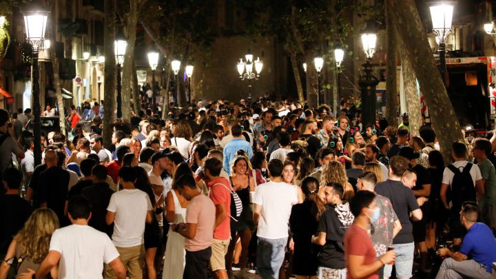 Más de 20 mil estudiantes participan en masiva fiesta sin medidas sanitarias en Madrid