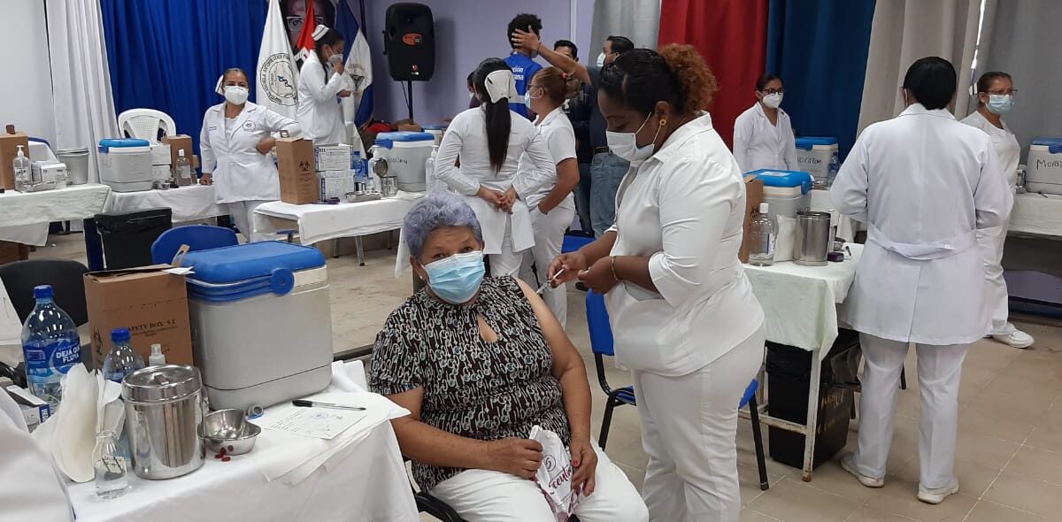 Personal de salud dobla esfuerzos para vacunar a centenares de nicaragüenses contra la Covid-19