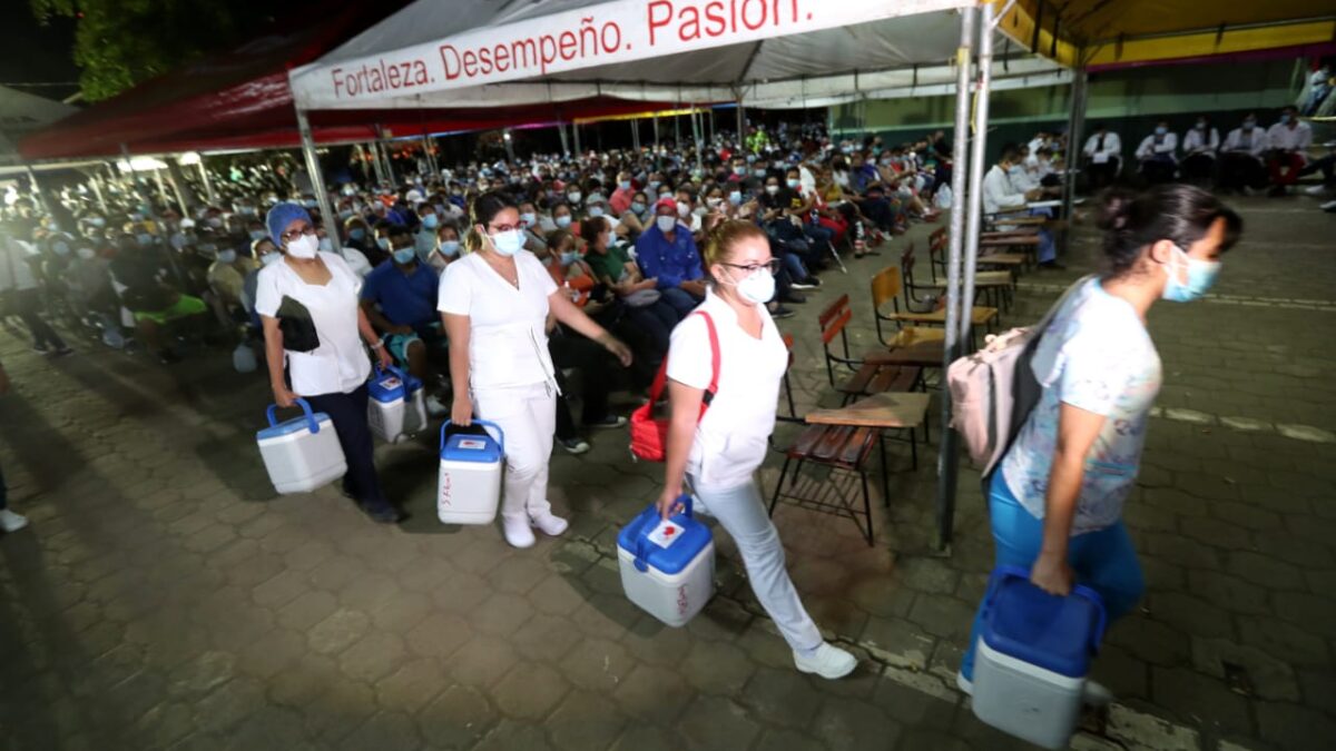 Reciben con aplausos al personal médico que aplican vacunas contra la Covid-19 en Managua