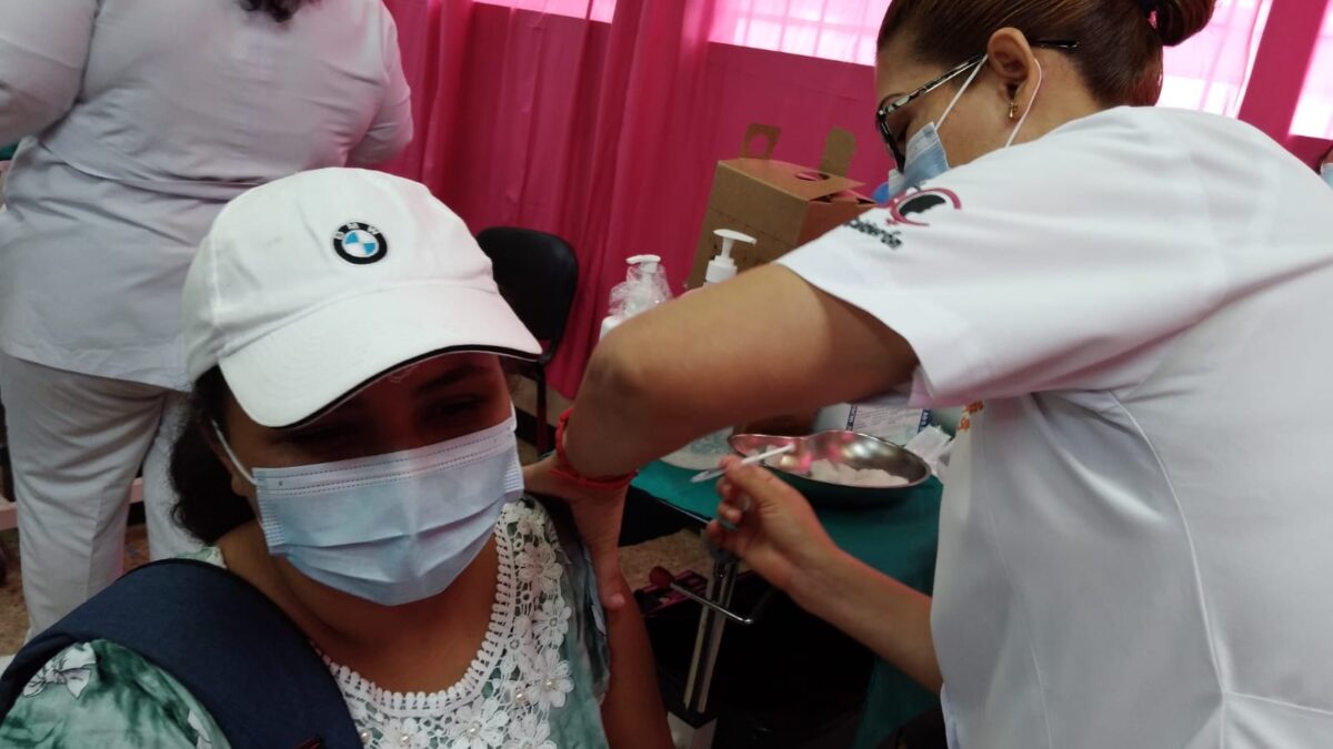 Ágil y ordenado continúa el proceso de vacunación en hospitales de Managua