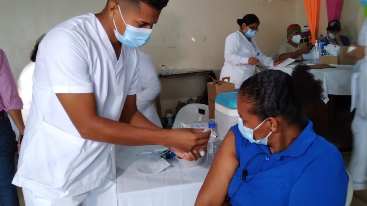 Avanza proceso de vacunación contra la Covid-19 en el Hospital Manolo Morales