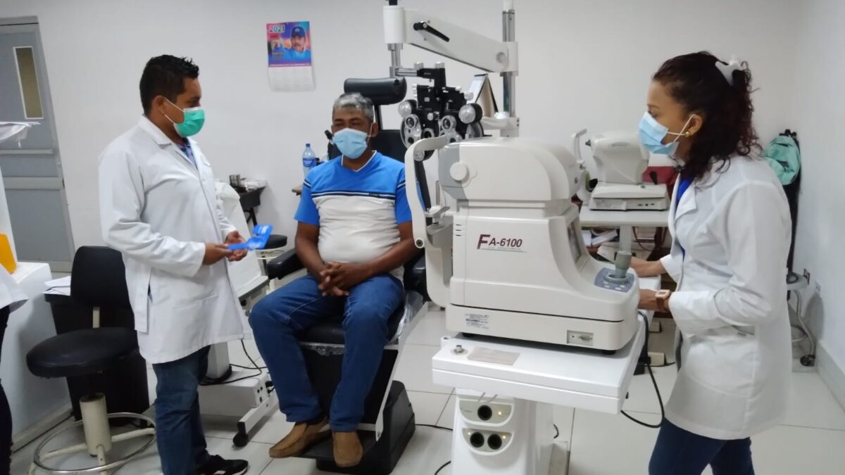 Centro Oftalmológico realiza Feria de Salud Visual y entrega de lentes