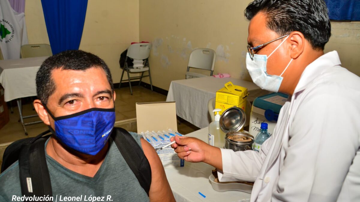 Atienden en horas de la noche vacunación contra la Covid-19 en Nicaragua