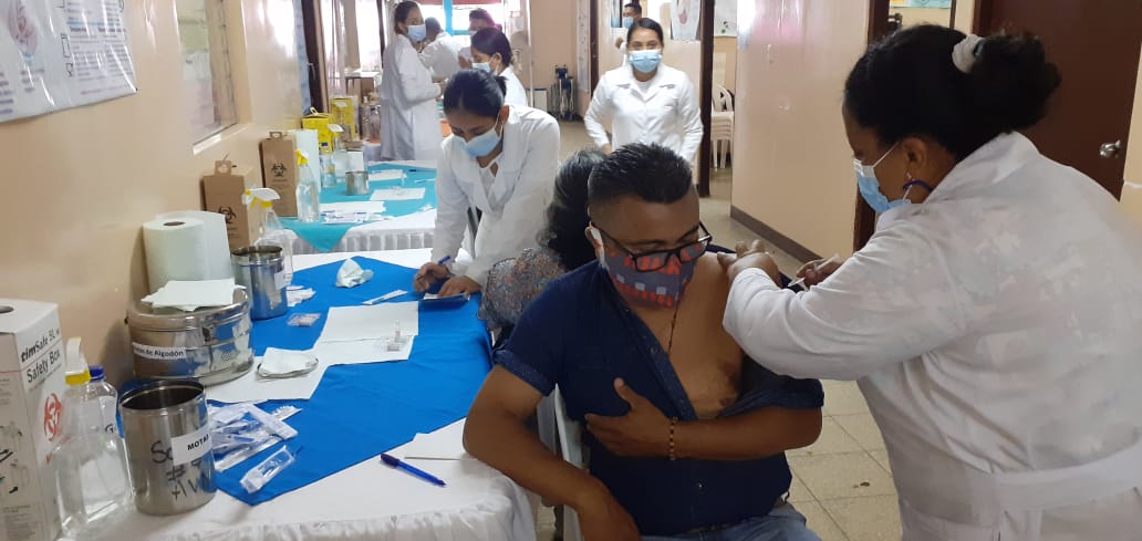 Caraceños participan en jornada de vacunación contra la Covid-19