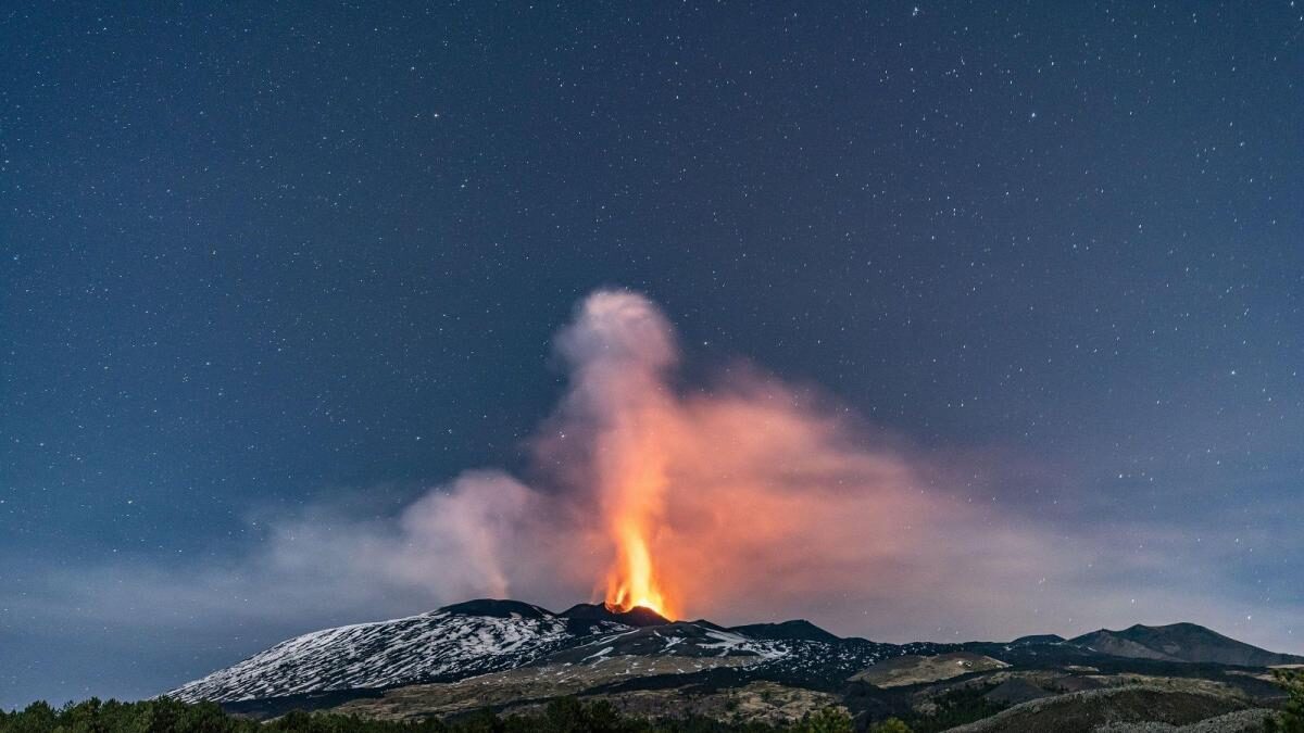 Italia: Volcán Etna entra en erupción con emisión de cenizas y lava