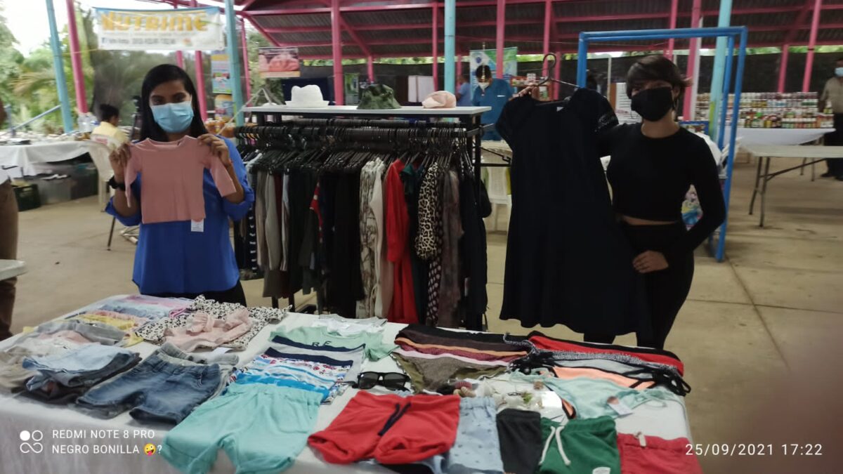 Jóvenes emprenden negocio de ropa casual en el Parque de Ferias